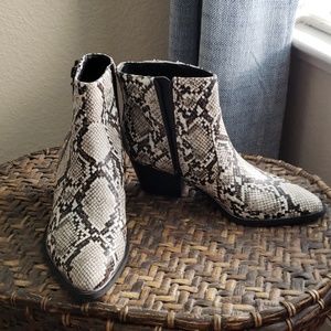 New Guess snakeskin booties. Sz 7